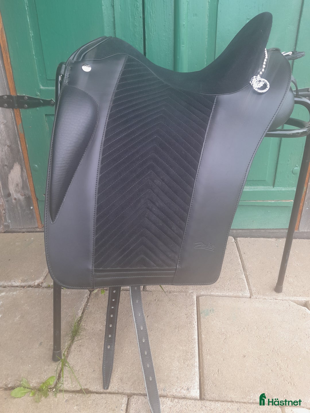 Sadlar hästutrustning till salu: Ny dressyr/WE sadel 16 tum i Vikbolandet - Annons 1