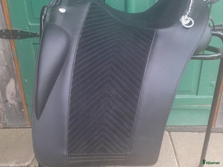 Sadlar hästutrustning till salu: Ny dressyr/WE sadel 16 tum i Vikbolandet - Annons 1