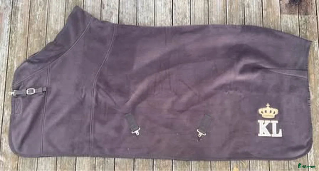 Täcken hästutrustning till salu: Kingsland fleecetäcke med teddy i Vallentuna - Annons 3