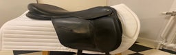 Sadlar hästutrustning till salu: Crown Ideal Jessica dressyrsadel 17 tum vid bom i Årsta - Annons 7