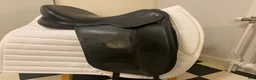 Sadlar hästutrustning till salu: Crown Ideal dressyrsadel 17 tum vid bom i Årsta - Annons 7