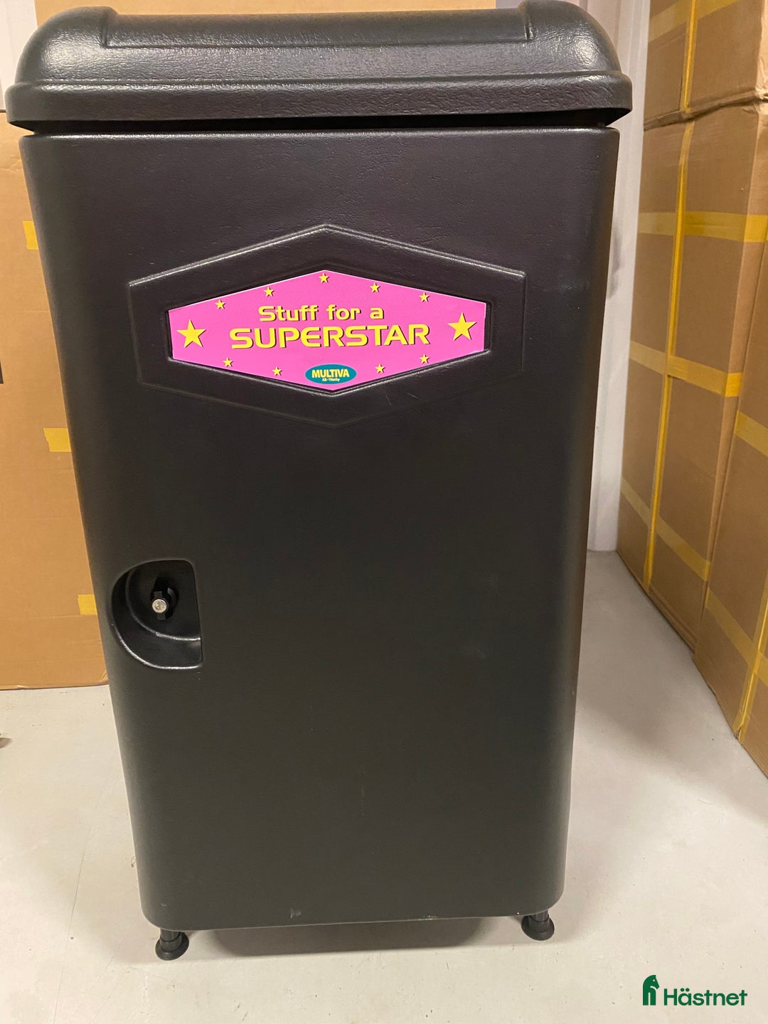 Övrig Hästutrustning hästutrustning till salu: Sadelskåp med riktig sadelhängare i Ytterby - Annons 1