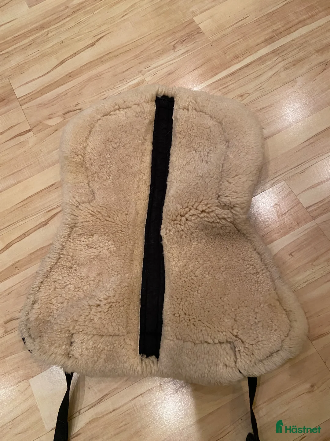 Schabrak & Vojlockar hästutrustning till salu: Fårskinnspad i fint skick  - Annons 2