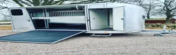 Hästtransporter  fordon & transport till salu: Dickenherr Stuteri med sadelkammare - Annons 1