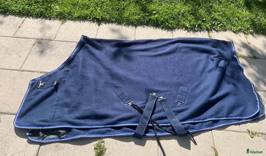 Täcken hästutrustning till salu: Nytt Fleecetäcke! i Glanshammar - Annons 1