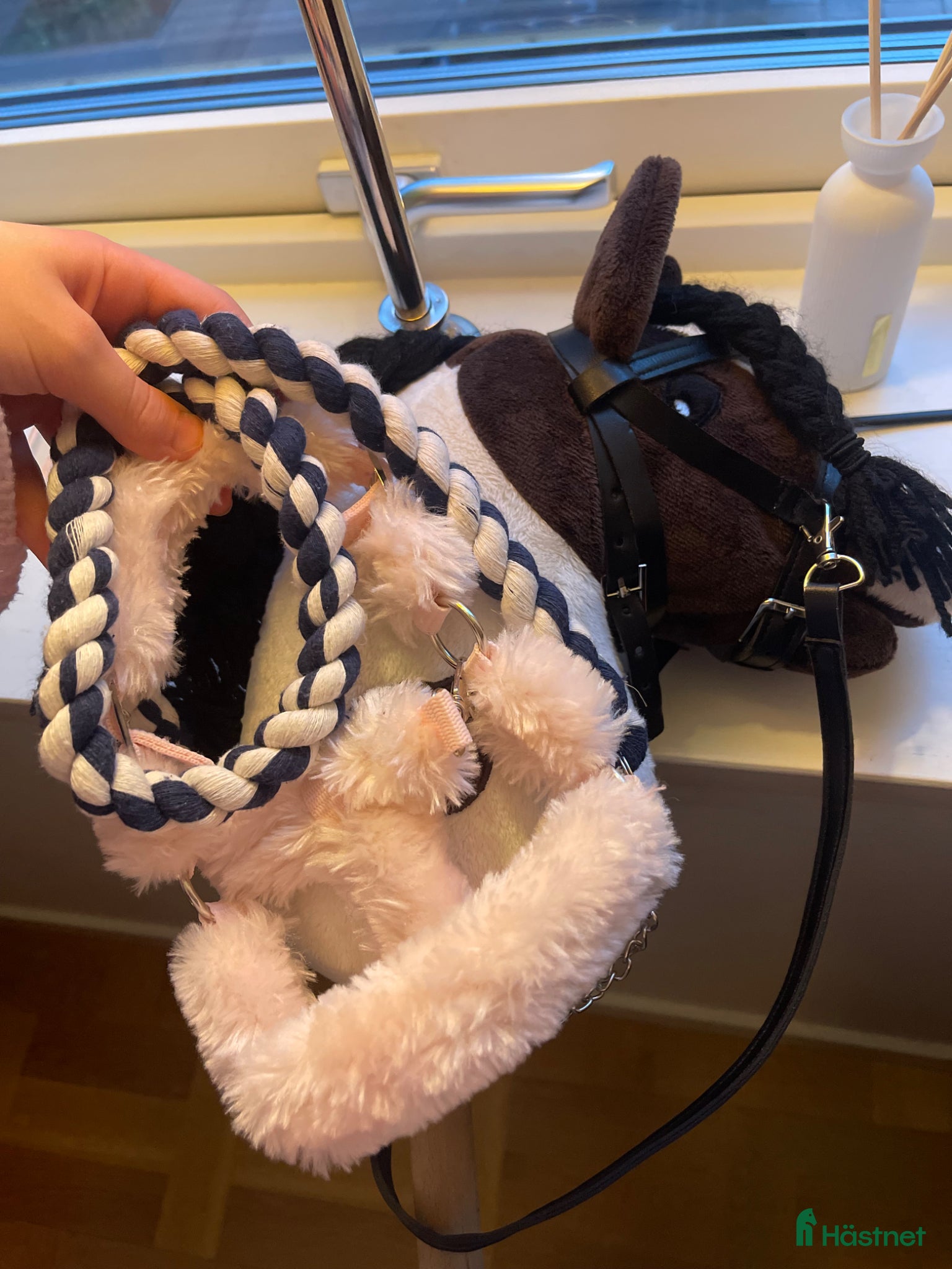Hästinspirerad heminredning övrig utrustning till salu: Fin käpphäst!🤎🤍 - Annons 2