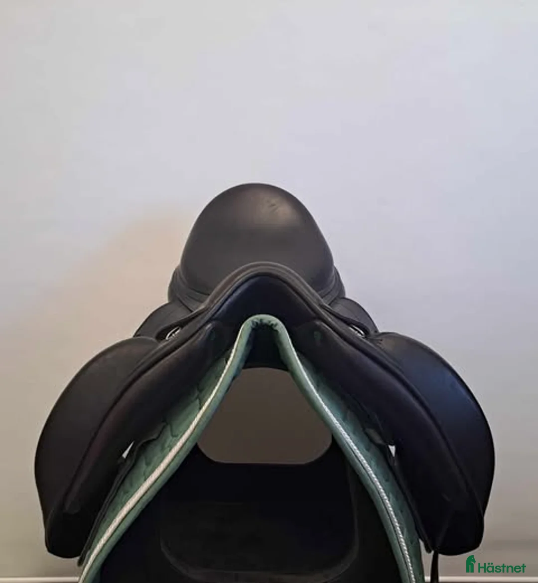 Sadlar hästutrustning till salu: Equipe Olympia 17 tum W i Färnäs - Annons 2