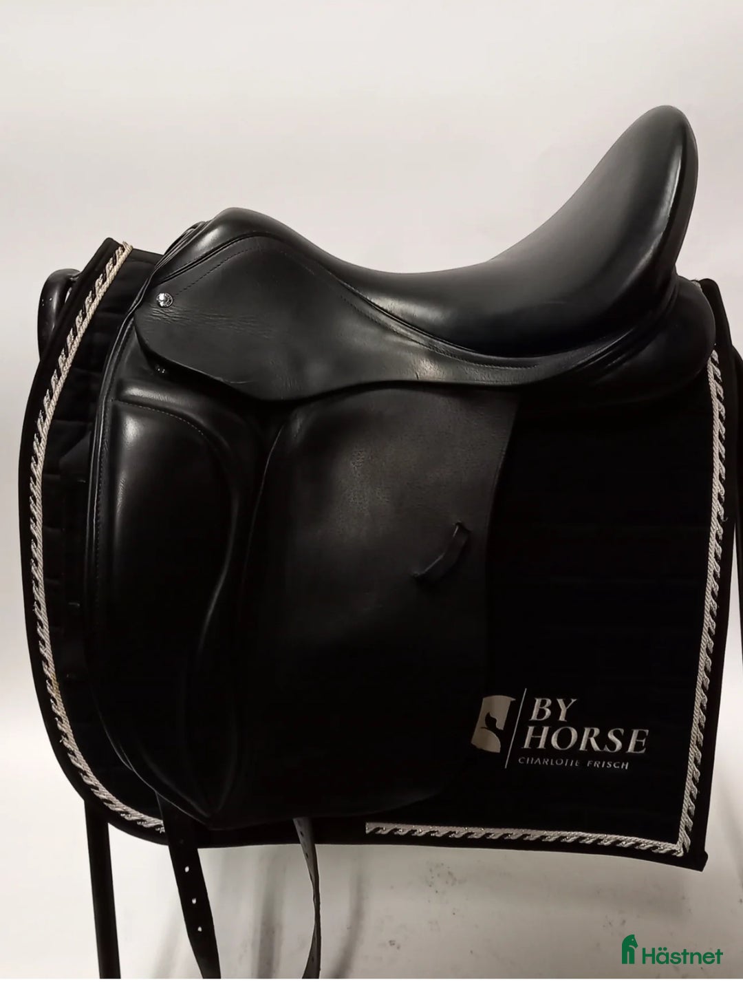 Sadlar hästutrustning till salu: Loxley by bliss dressyrsadel i Enebyberg - Annons 1