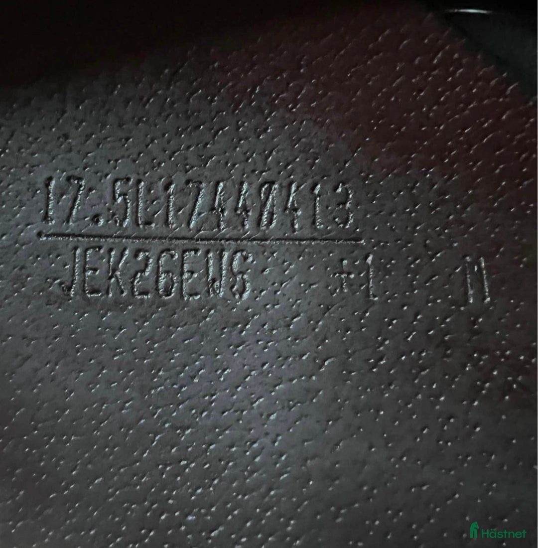 Sadlar hästutrustning till salu: Mörkbrun 17,5” Equipe EK26 med L-kåpor i Borås - Annons 7