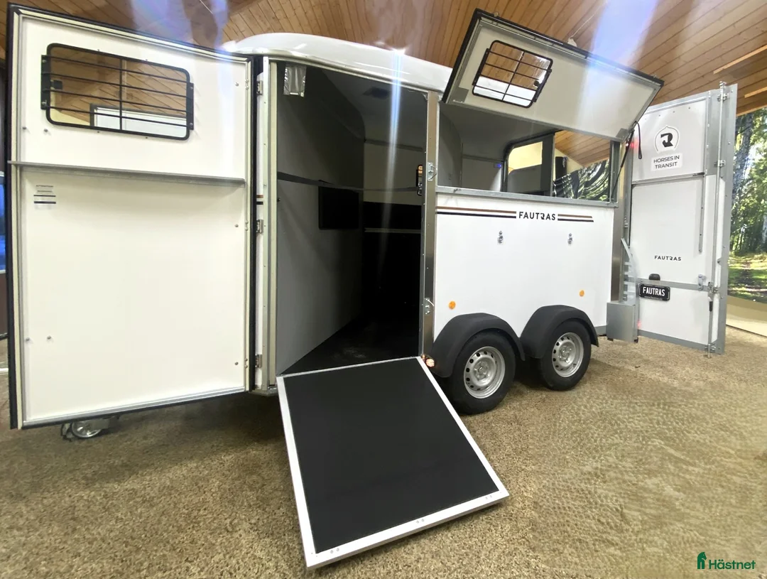 Hästtransporter  fordon & transport till salu: Oblic X -stor diagonallastad modell + sadelkammare - Annons 2