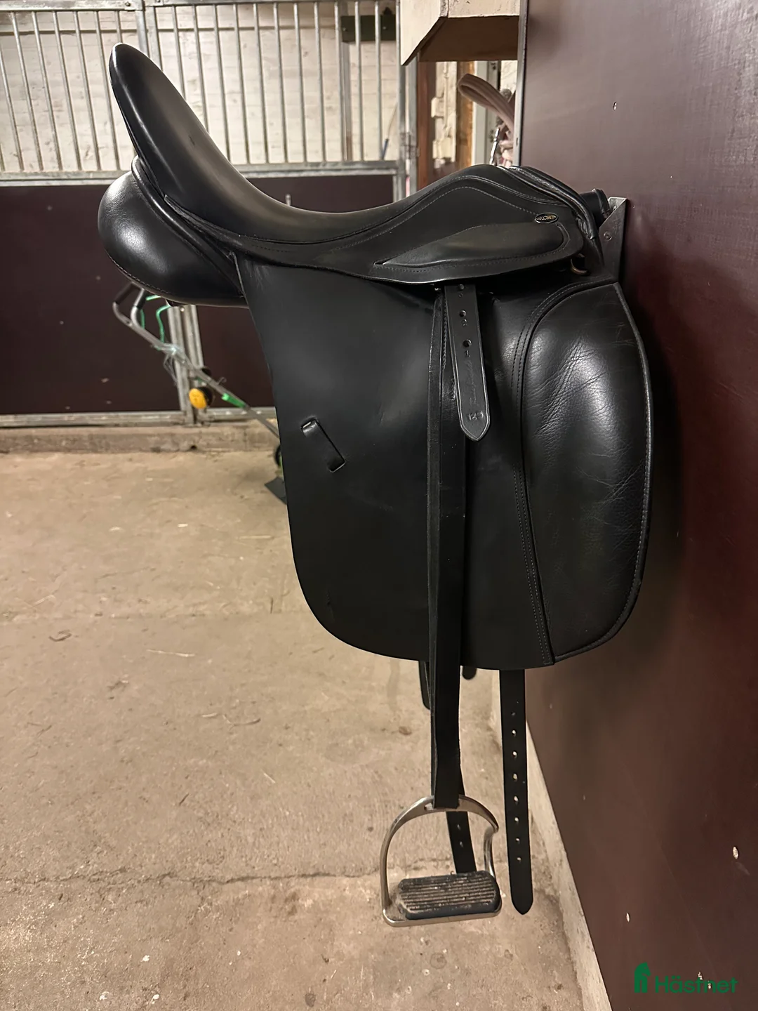 Sadlar hästutrustning till salu: Jättefin sadel! i Nykvarn - Annons 1