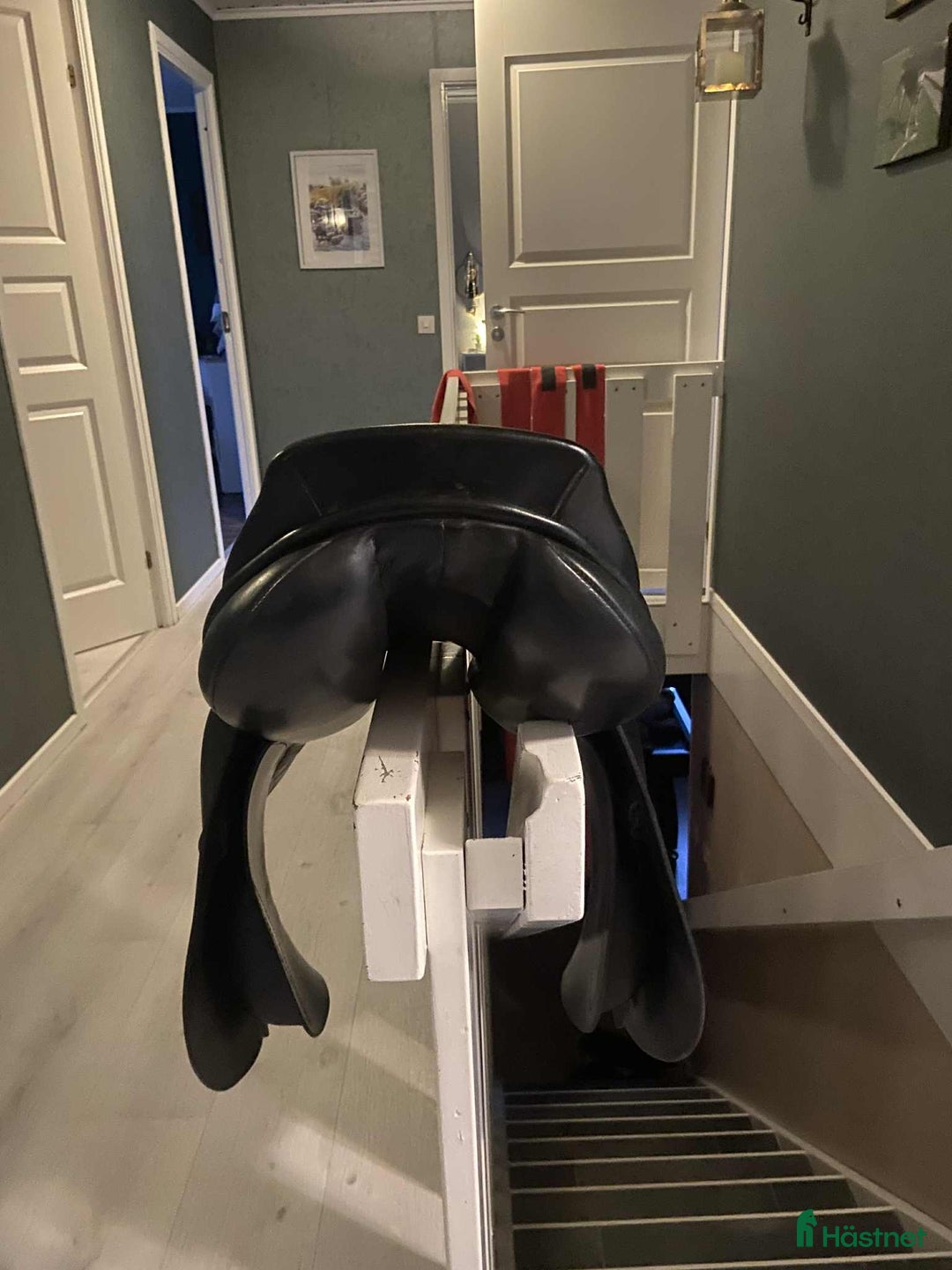 Sadlar hästutrustning till salu: Fin hoppsadel i Tjällmo - Annons 3