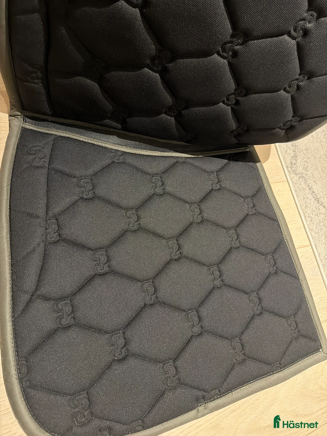 Schabrak & Vojlockar hästutrustning till salu: Mörkgrönt dressyrschabrak Ps Of Sweden - Annons 4