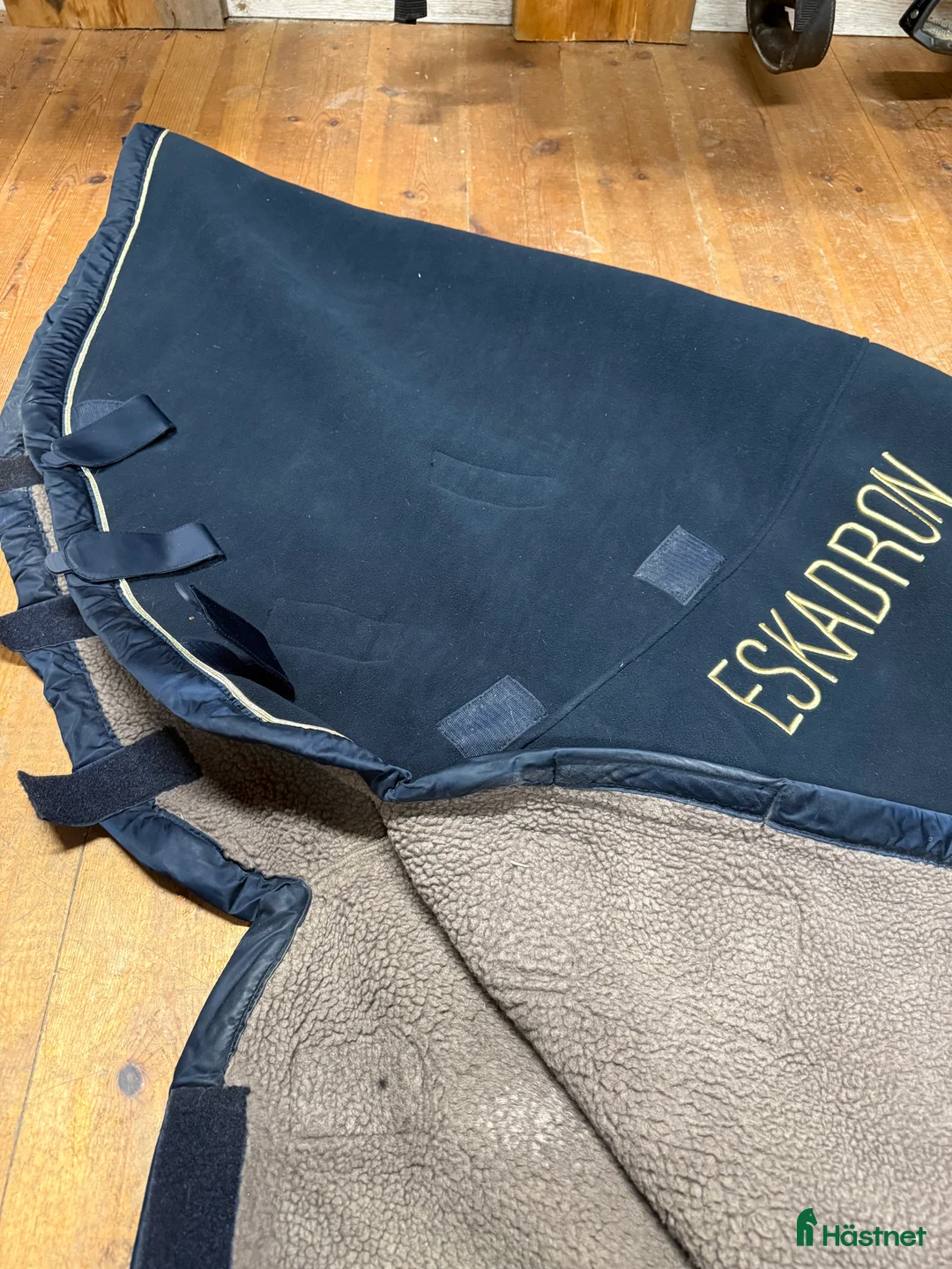 Täcken hästutrustning till salu: Eskadron fleecetäcke med hals och teddy foder i Adelsö - Annons 2