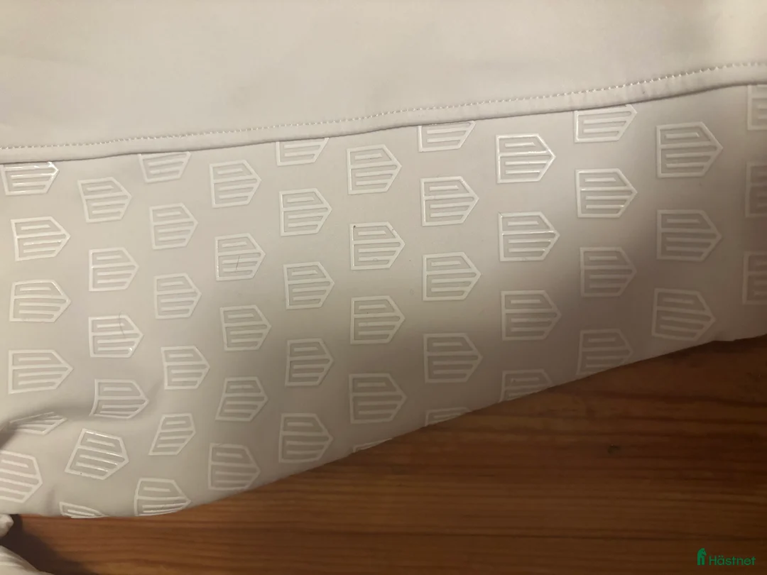 Ridbyxor ryttarutrustning till salu: Maya delorez Vienna Compression Breeches i Onsala - Annons 3