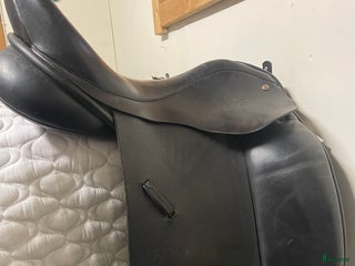 Sadlar hästutrustning till salu: Crown Saddlery Dressyrsadel Walsall i Häggenås - Annons 9