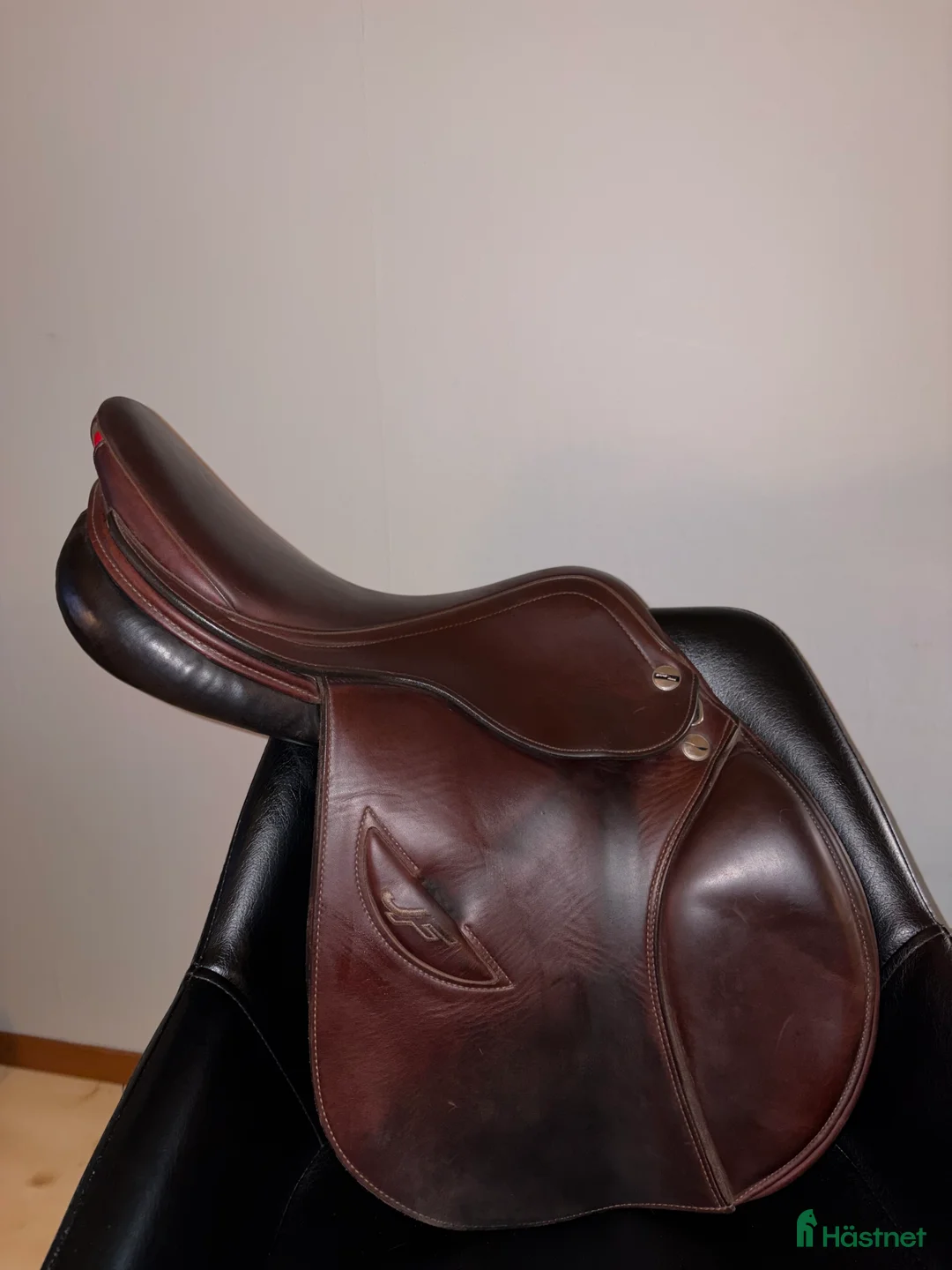 Sadlar hästutrustning till salu: Erreplus JF hoppsadel  i Tävelsås - Annons 2