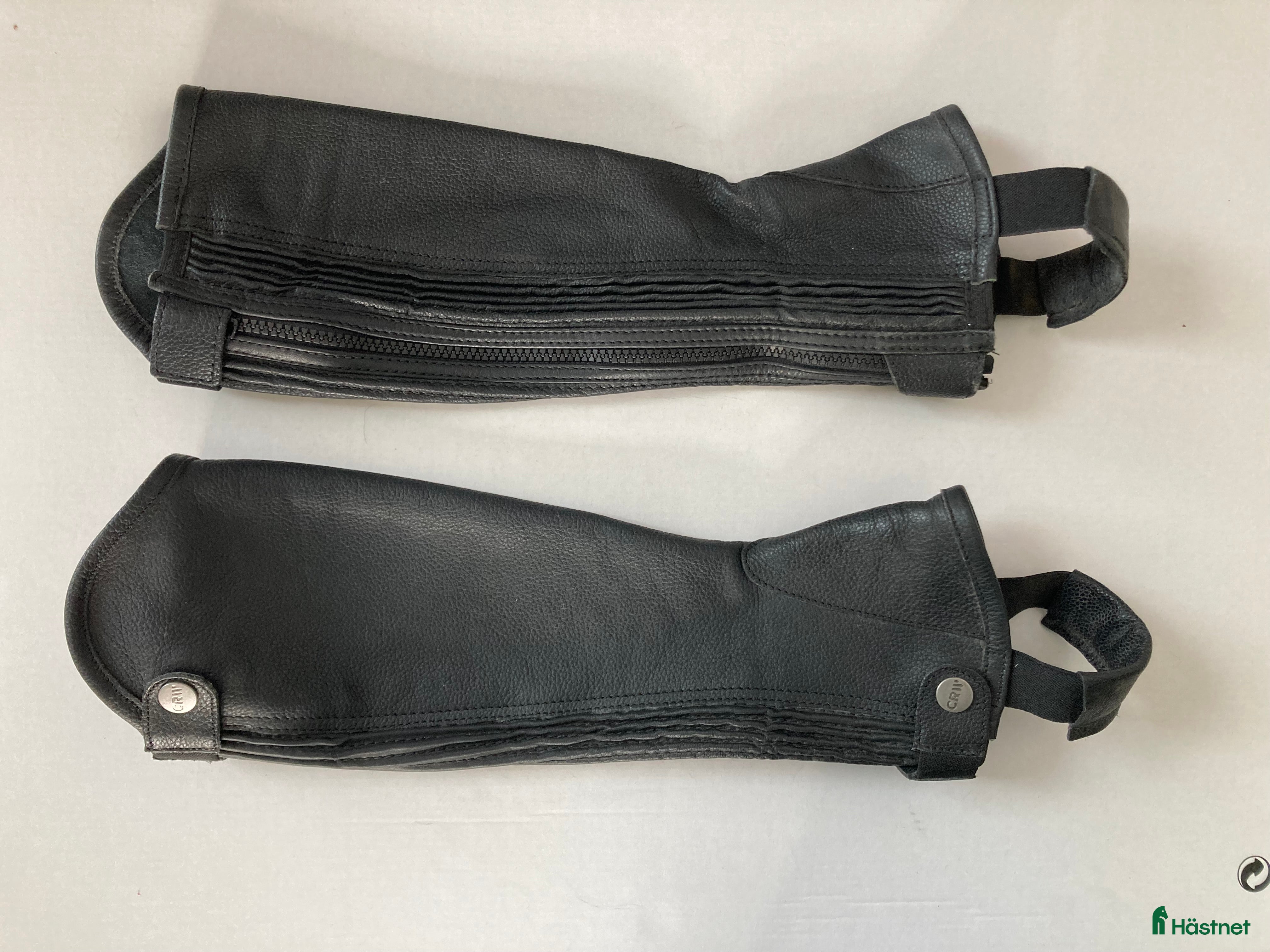 Övrig Ryttarutrustning ryttarutrustning till salu: Short chaps i skinn i Vallentuna - Annons 3