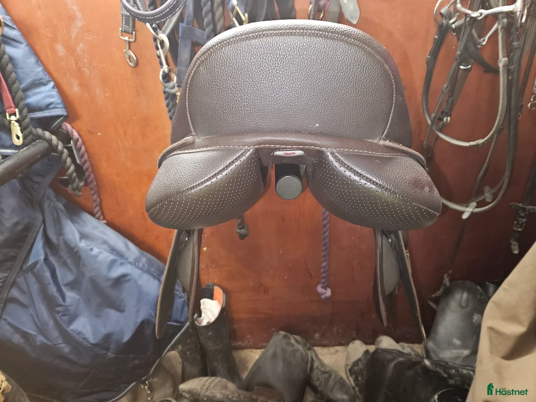 Sadlar hästutrustning till salu: Hoppsadel 17" - Annons 2