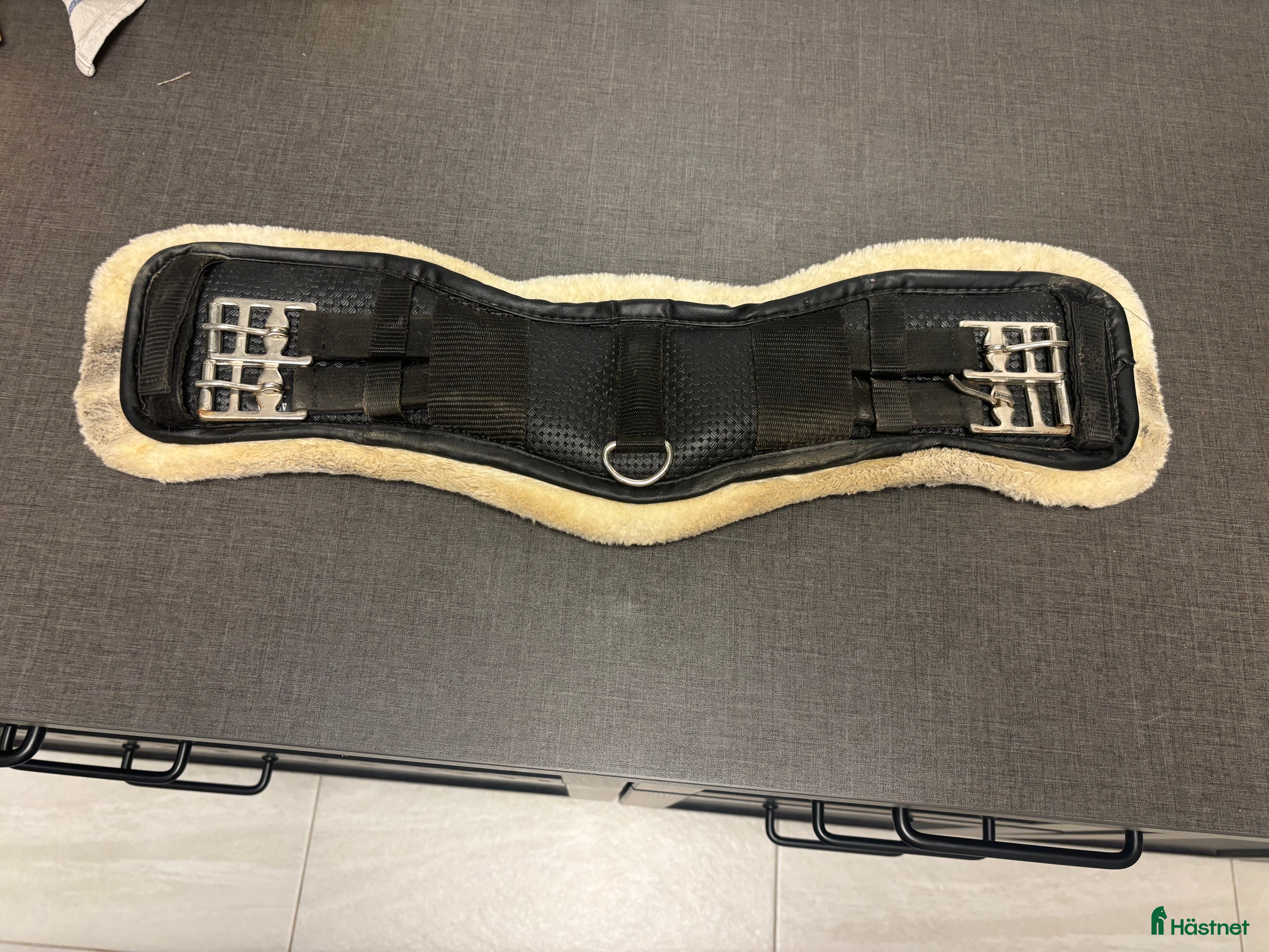 Sadeltillbehör hästutrustning till salu: Dressyrgjord med fluff i Landskrona - Annons 24