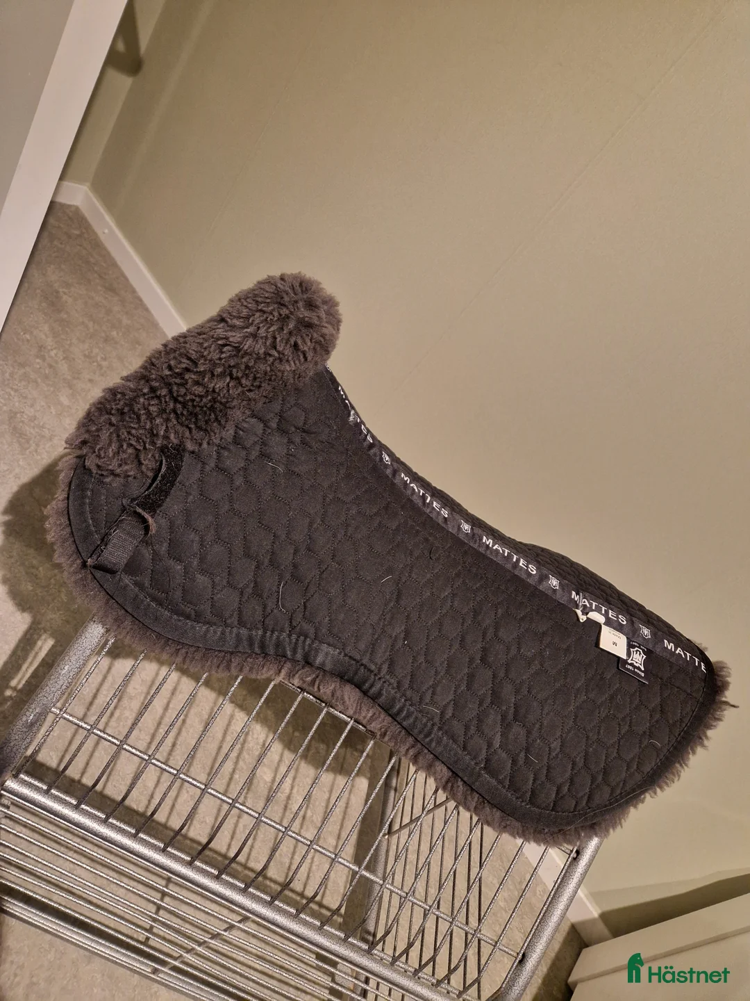 Schabrak & Vojlockar hästutrustning till salu: Mattes fårskinnspad  - Annons 1