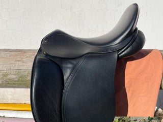 Sadlar hästutrustning till salu: Dressyrsadel i mycket fint skick i Sala - Annons 4