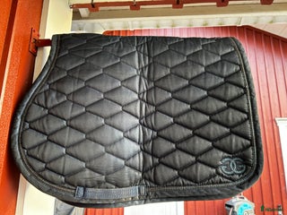 Schabrak & Vojlockar hästutrustning till salu: Marinblått snyggt schabrak i Bottnaryd - Annons 3