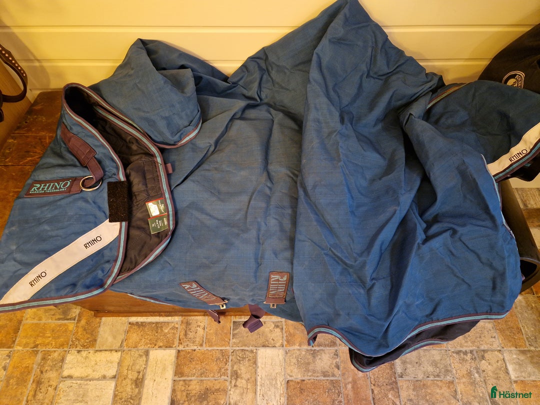 Täcken hästutrustning till salu: Rhino wug 0g & 100g strl. 130 i Liatorp - Annons 1