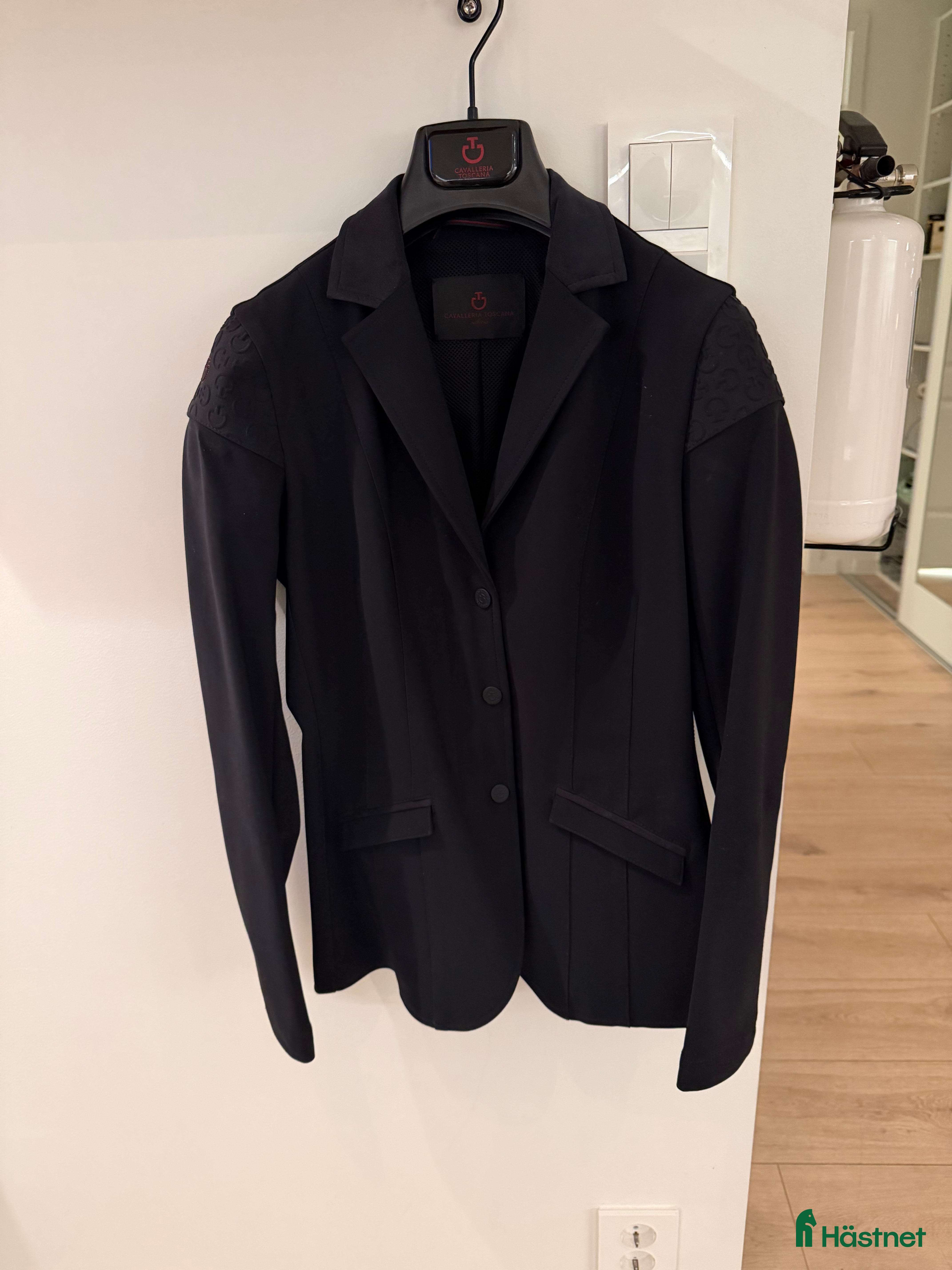 Jackor & Kavajer ryttarutrustning till salu: Tävlingskavaj Cavallerina Toscana i Upplands Väsby - Annons 1