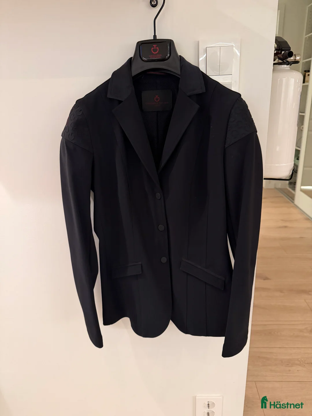 Jackor & Kavajer ryttarutrustning till salu: Tävlingskavaj Cavallerina Toscana i Upplands Väsby - Annons 1