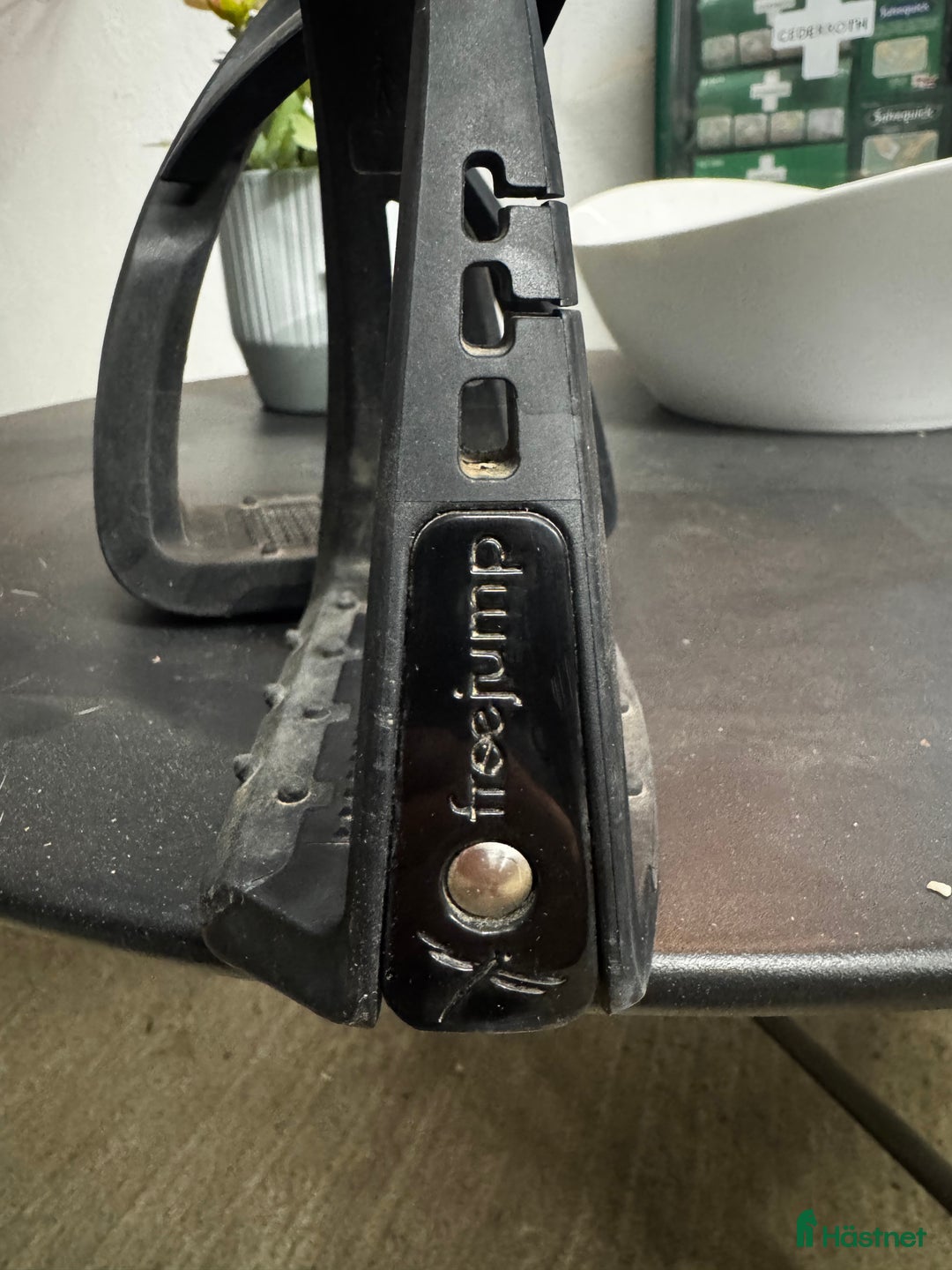 Stigbyglar hästutrustning till salu: FreeJump stigbyglar i Malmköping - Annons 2