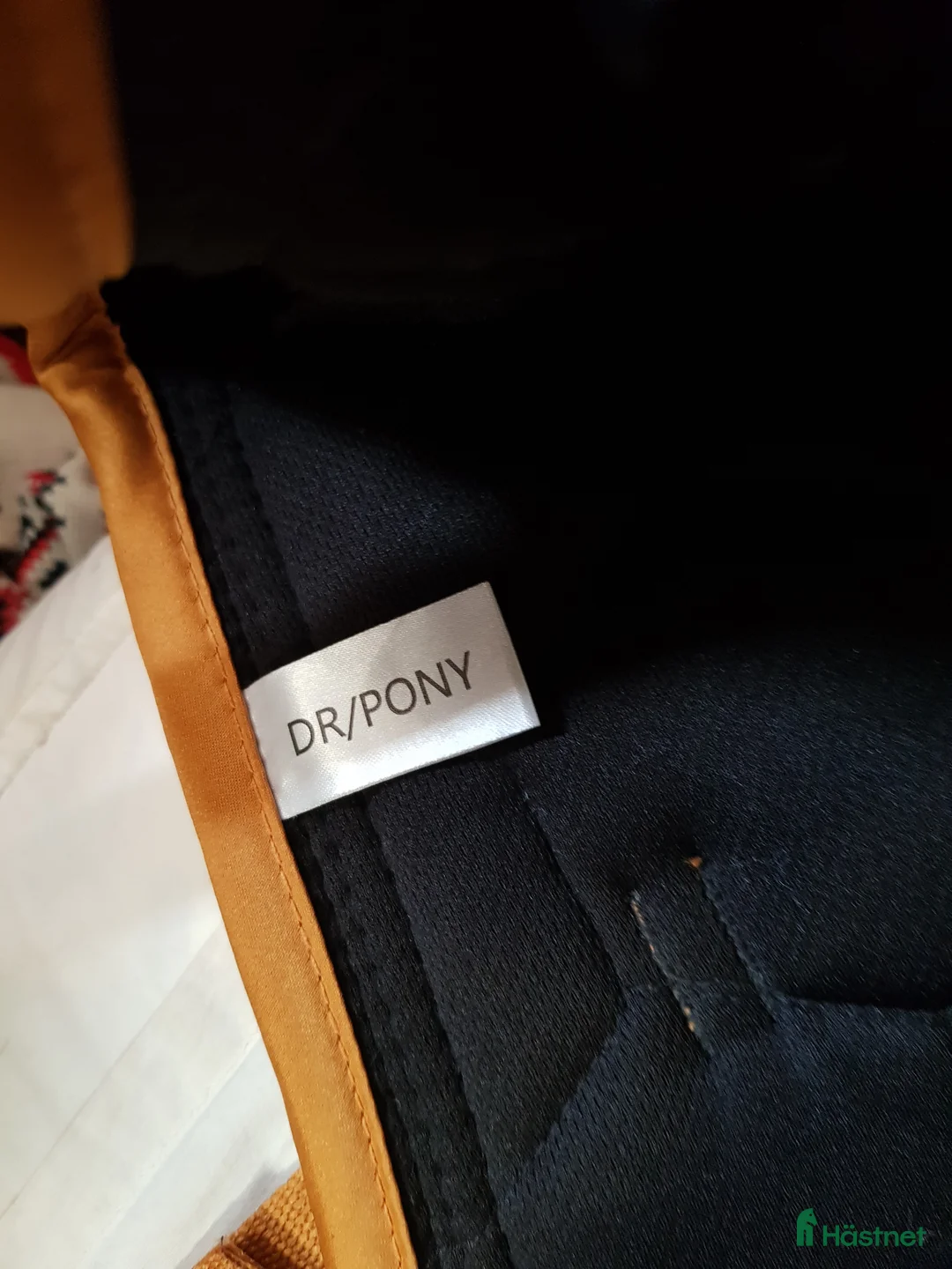 Schabrak & Vojlockar hästutrustning till salu: Hansbro sport Golden schabrak dr pony i Söråker - Annons 4