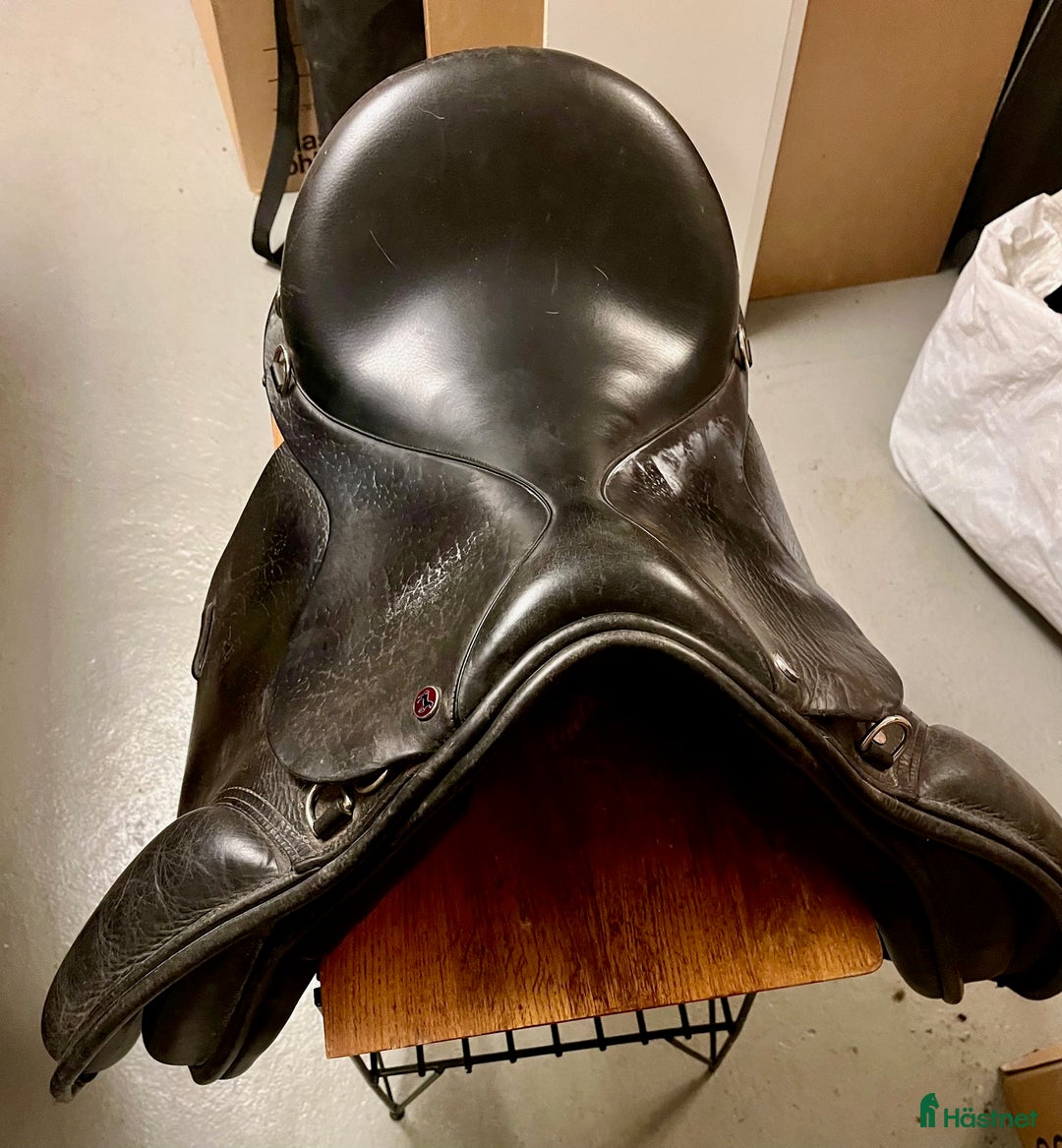 Sadlar hästutrustning till salu: Solstice-Classic Distans Sadel i Drottningholm - Annons 1