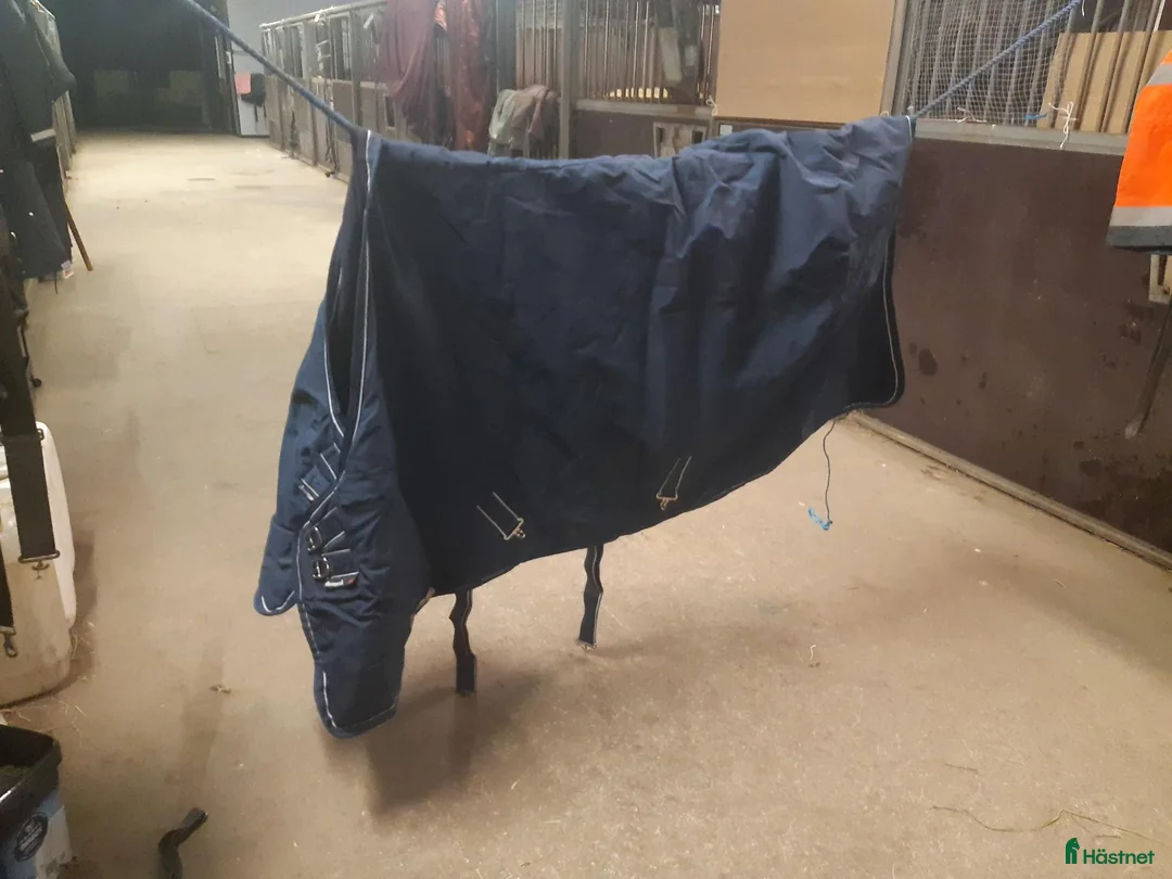 Täcken hästutrustning till salu: Stalltäcke 350 g - Annons 1