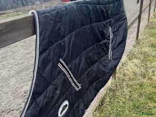 Täcken hästutrustning till salu: Stalltäcke i Karlstad - Annons 1