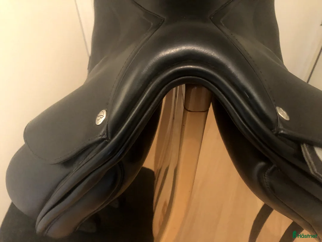 Sadlar hästutrustning till salu: Dressyrsadel Bates Innova 17,5"  i Landvetter - Annons 5