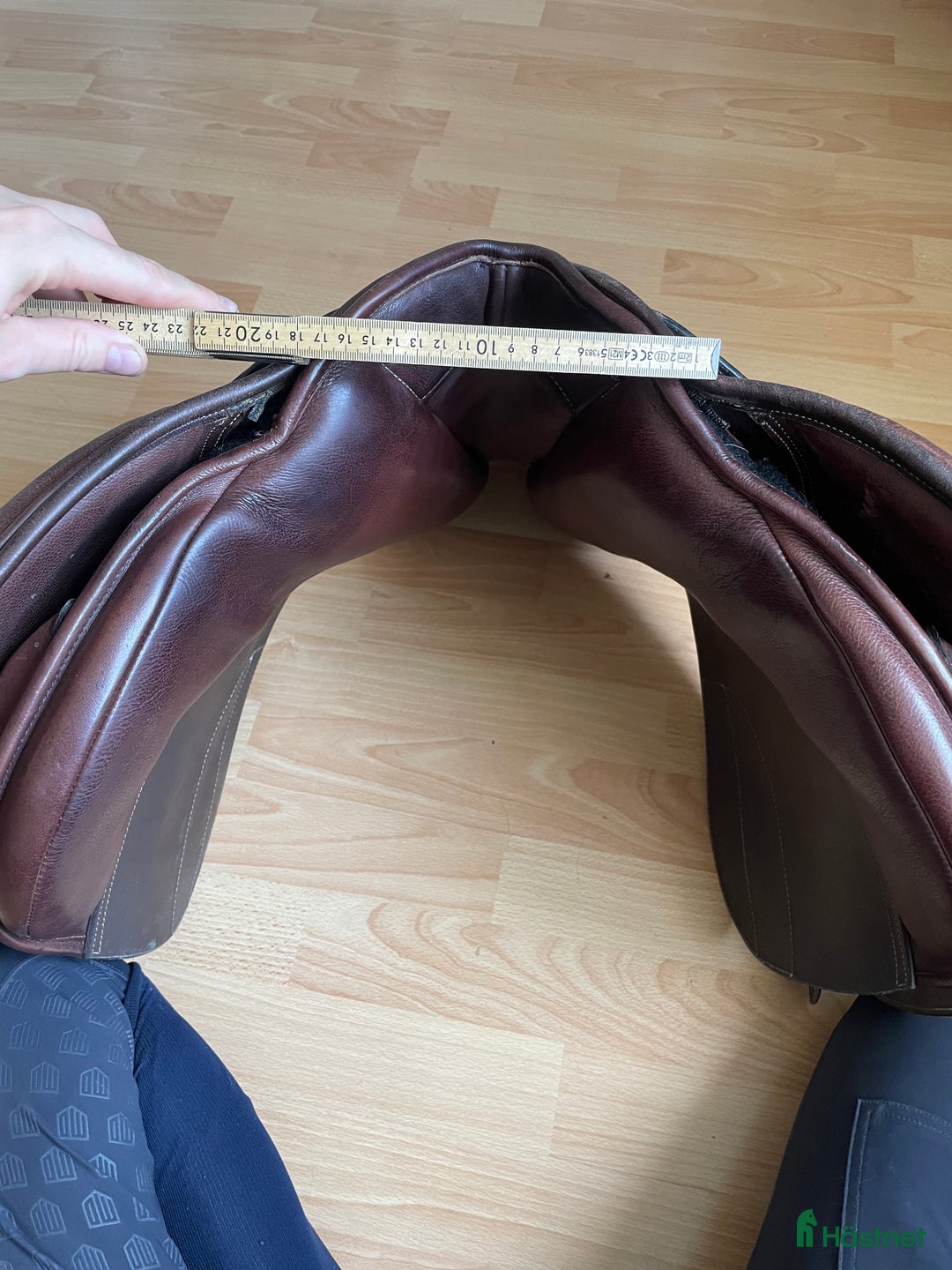 Sadlar hästutrustning till salu: 🐎 HKM hoppsadel 15,5” – utbytbart koppjärn i Västerhaninge - Annons 2