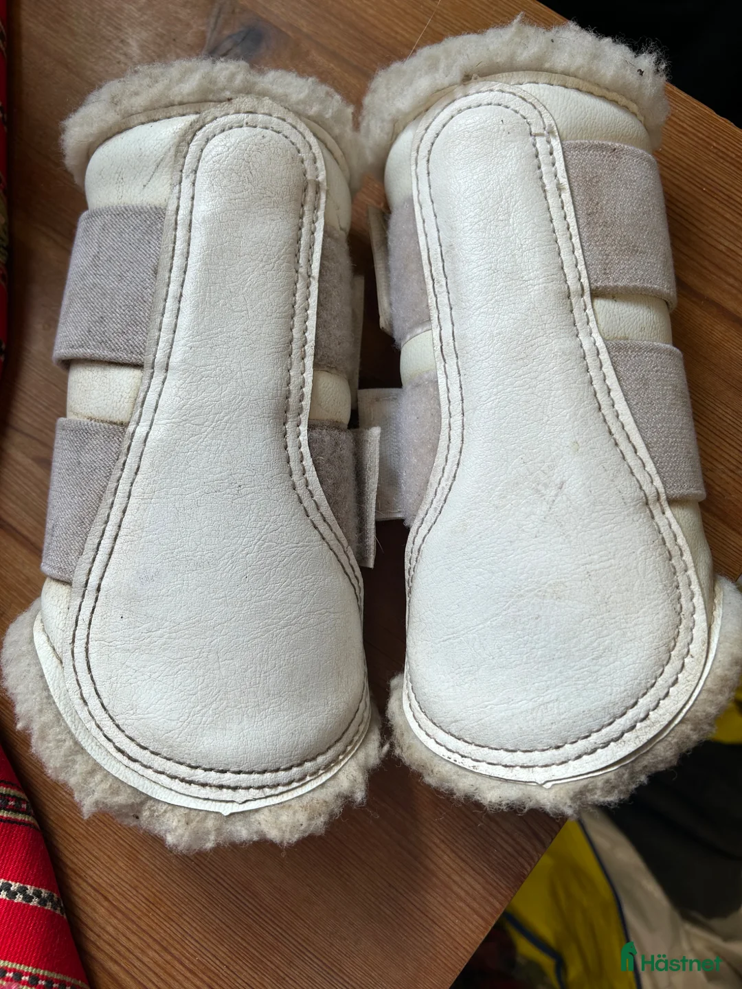 Benskydd hästutrustning till salu: Vita glittrande benskydd!! - Annons 2