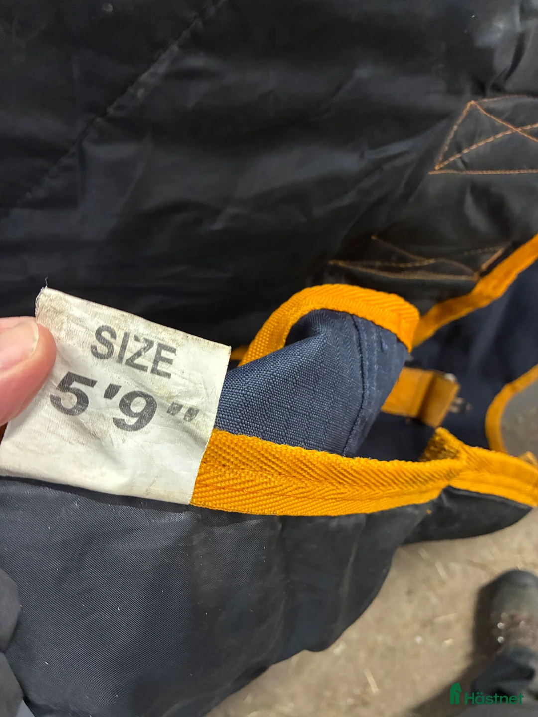 Täcken hästutrustning till salu: 350 g täcke med hals  i Hindås - Annons 3