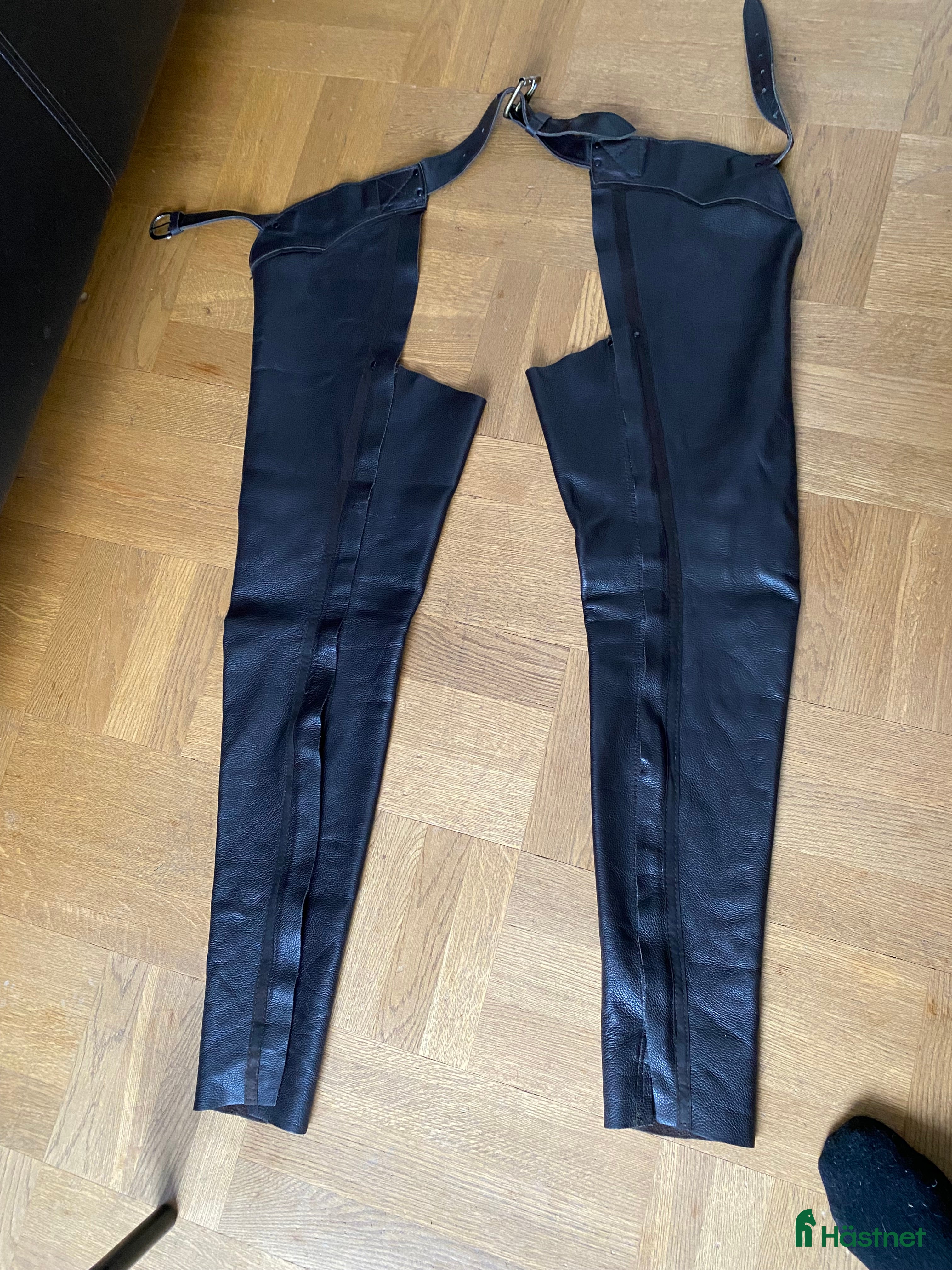 Övrigt Ridkläder ryttarutrustning till salu: Läder Chaps stl S i Uppsala - Annons 1