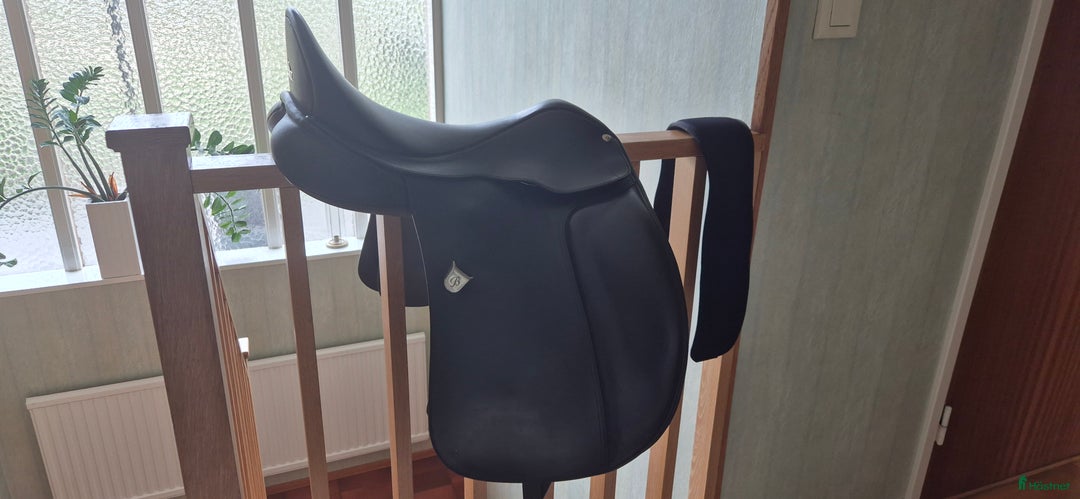 Sadlar hästutrustning till salu: Dressyrsadel Bates Cair 18" i Götene - Annons 1