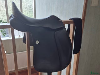 Sadlar hästutrustning till salu: Dressyrsadel Bates Cair 18" i Götene - Annons 13