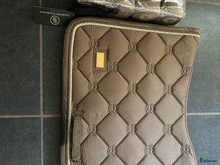 Schabrak & Vojlockar hästutrustning till salu: Equestrian Stockholm schabrak och nya lindor i Vellinge - Annons 24