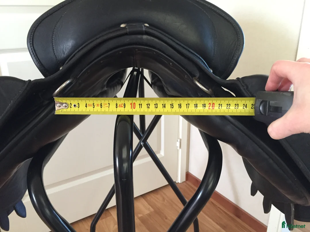 Sadlar hästutrustning till salu: Akademisk sadel (med fårskinns säte) - Annons 13