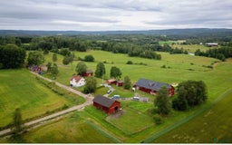  hästgårdar till salu: Gård med vackert utsikt över hagen  i Åmotfors - Annons 1