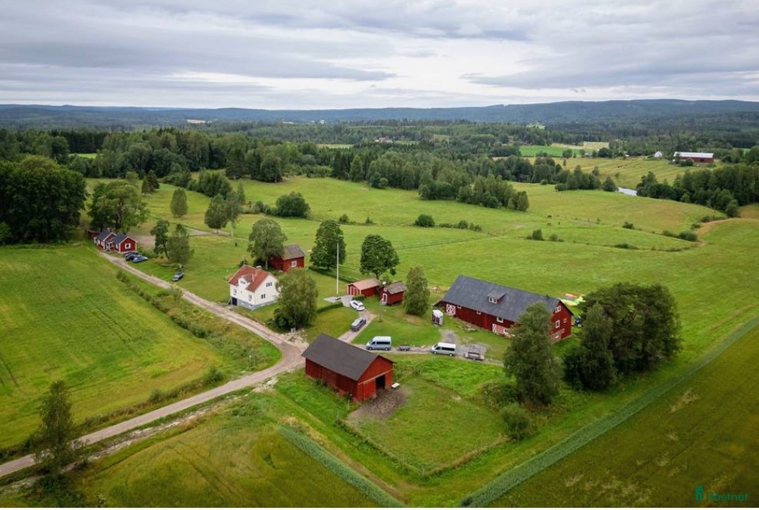  hästgårdar till salu: Gård med vackert utsikt över hagen  i Åmotfors - Annons 1