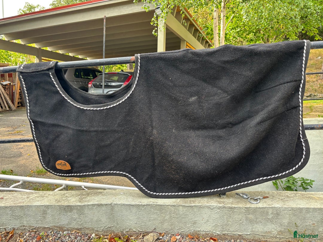 Täcken hästutrustning till salu: Ländtäcke i ull från Mias i Farsta - Annons 1