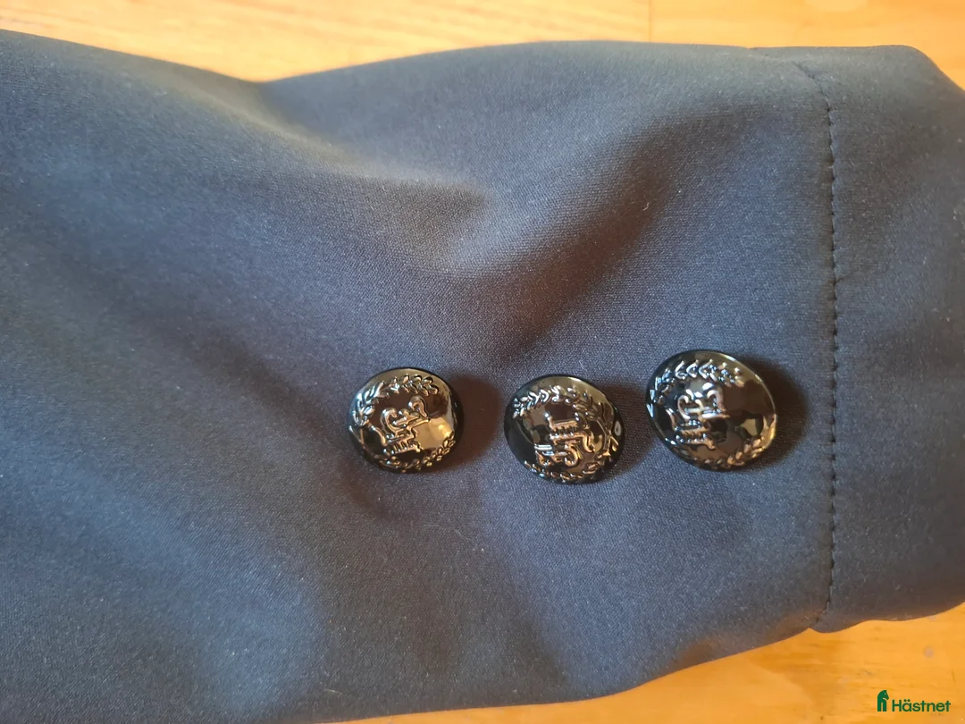 Jackor & Kavajer ryttarutrustning till salu: Svart tävlingskavaj JH Collection i Läckeby - Annons 5