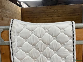 Schabrak & Vojlockar hästutrustning till salu: Vitt ps schabrak i Knivsta - Annons 11