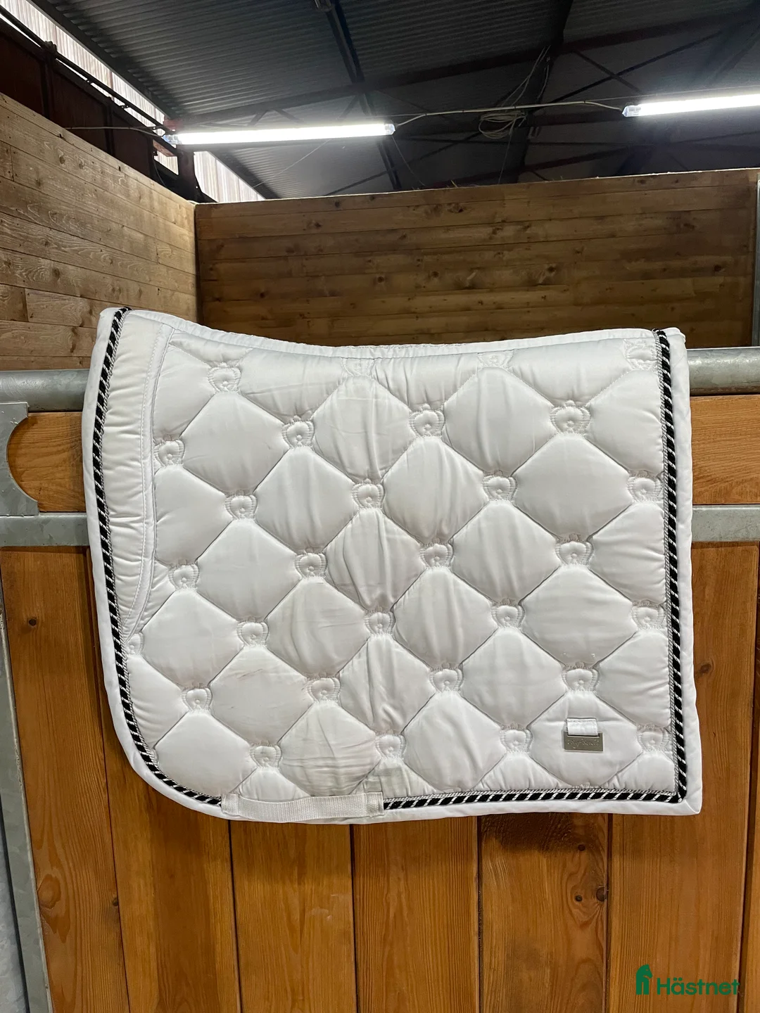 Schabrak & Vojlockar hästutrustning till salu: Vitt ps schabrak i Knivsta - Annons 1
